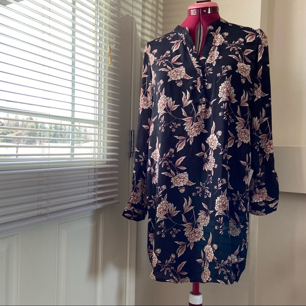 Forever 21 Women black floral v neck 3/4 button down front top. Size S. Used.